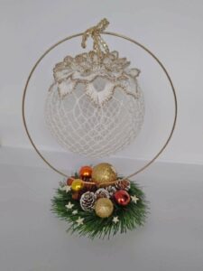 Stroik świąteczny z szydełkową bombką dekoracja domu lub na prezent