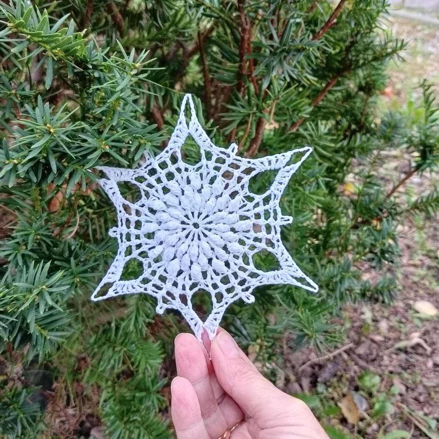 Sześcioramienna gwiazdka na choinkę- wzór 3D wykonana szydełkiem