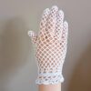 Ażurowe rękawiczki dla dziewczynki zrobione ręcznie na szydełku wzorem siateczkowym