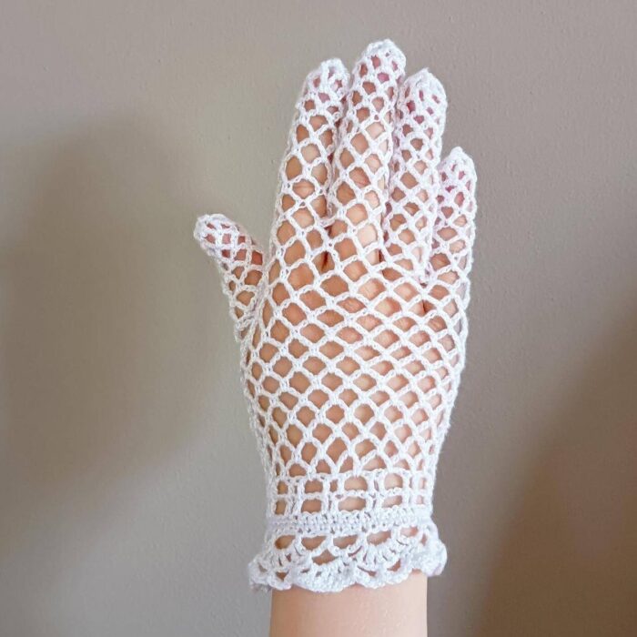 Ażurowe rękawiczki dla dziewczynki zrobione ręcznie na szydełku wzorem siateczkowym