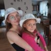 Dwie modelki: mama i córcia w kapeluszach zrobionych ręcznie na szydełku z kordonka w kolorze białym.