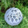 Szydełkowa bombka na choinkę na kuli akrylowej o srednicy 8 cm