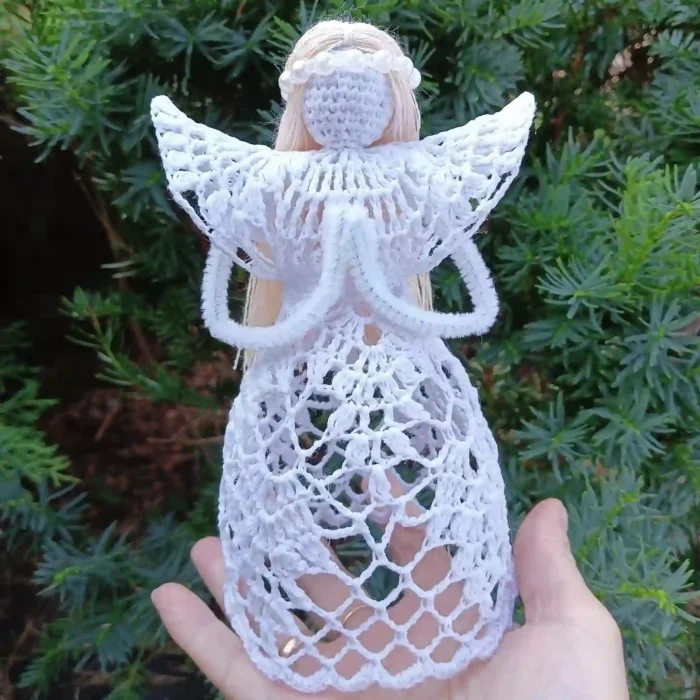 Aniołek na czubek choinki zrobiony na szydełku z białego kordonka