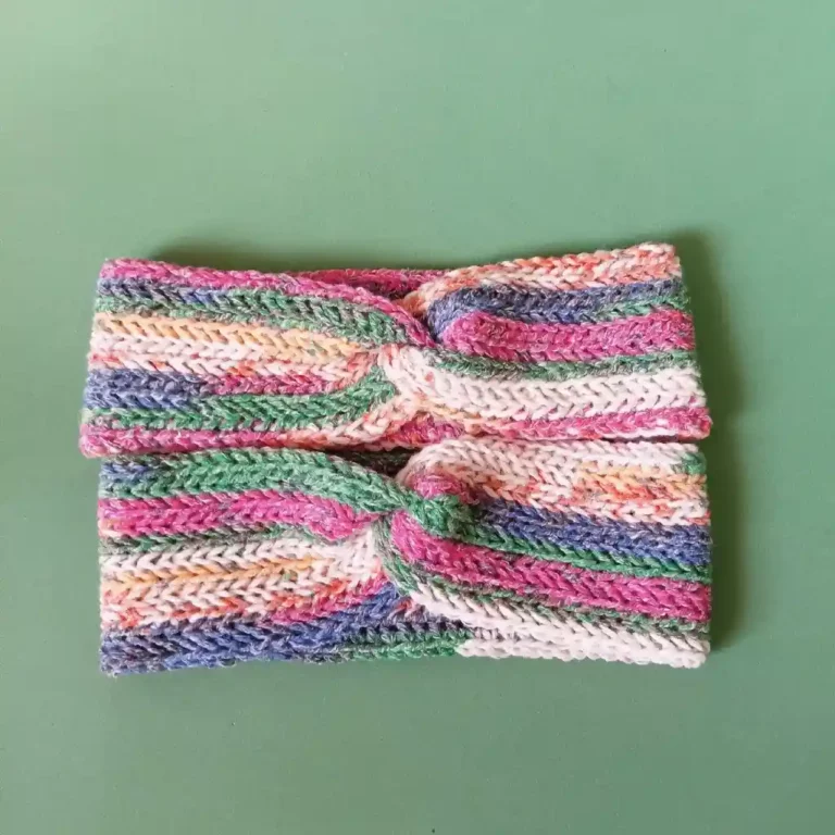 Dodatki i detale handmade - 2 opaski na głowę zrobione na szydełku z kolorowej włóczki prezentowane na zielonym tle