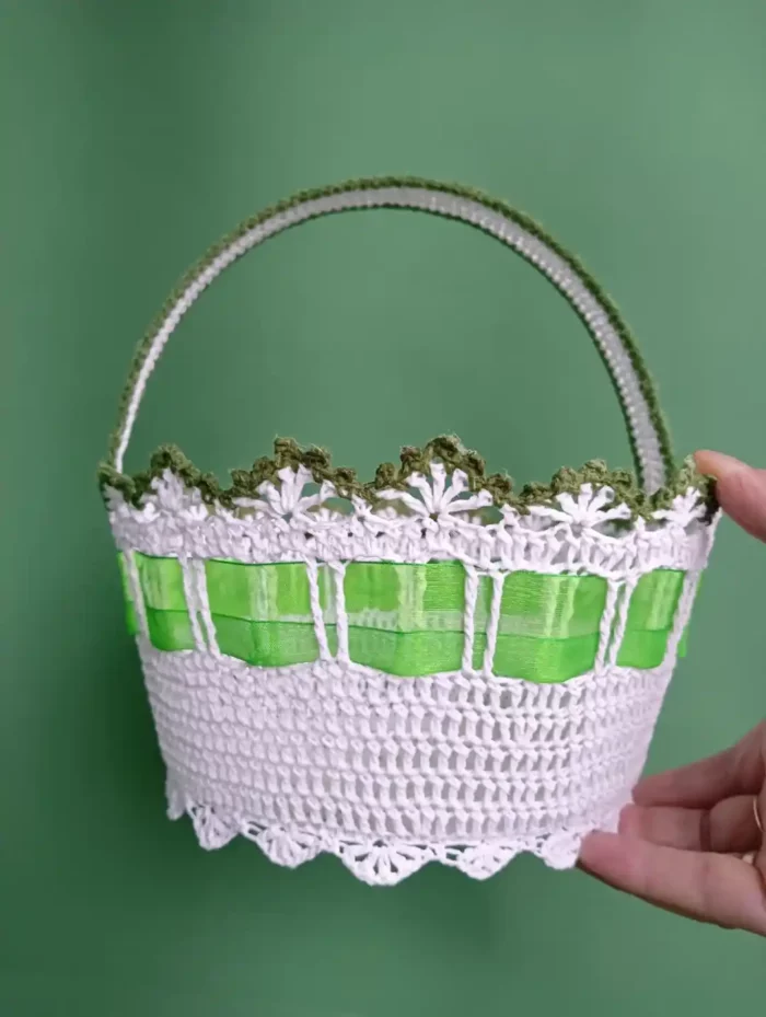 Koszyczek wielkanocny zrobiony na szydełku