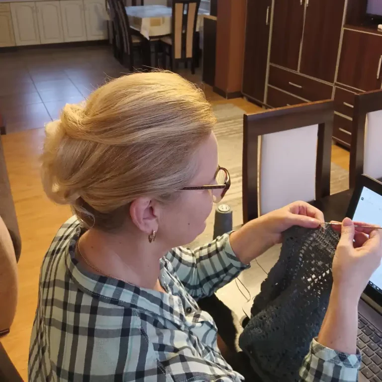 Zdjęcie Ela Mroczek- kobieta robiąca na szydelku