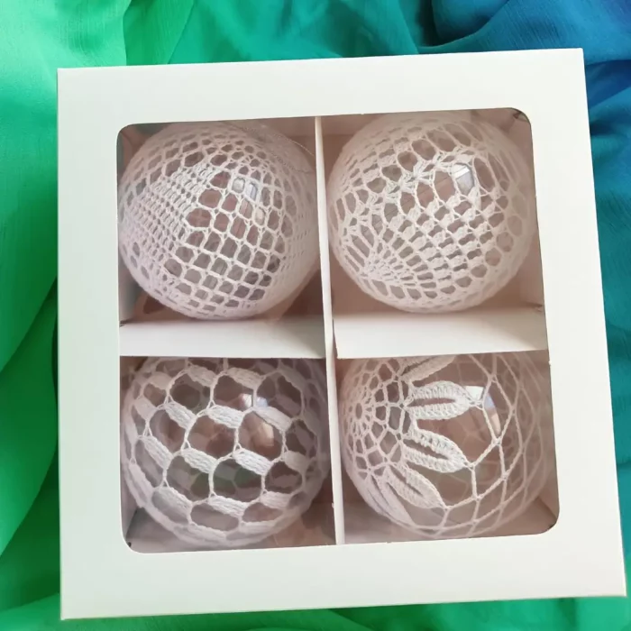 Komplet białych bombek szydełkowych w pudelku z okienkiem