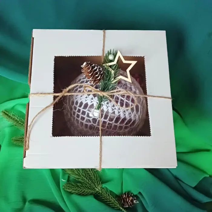 Bombka 15 cm zrobiona na szydełku zapakowana na prezent świateczny w pudełko z okienkiem