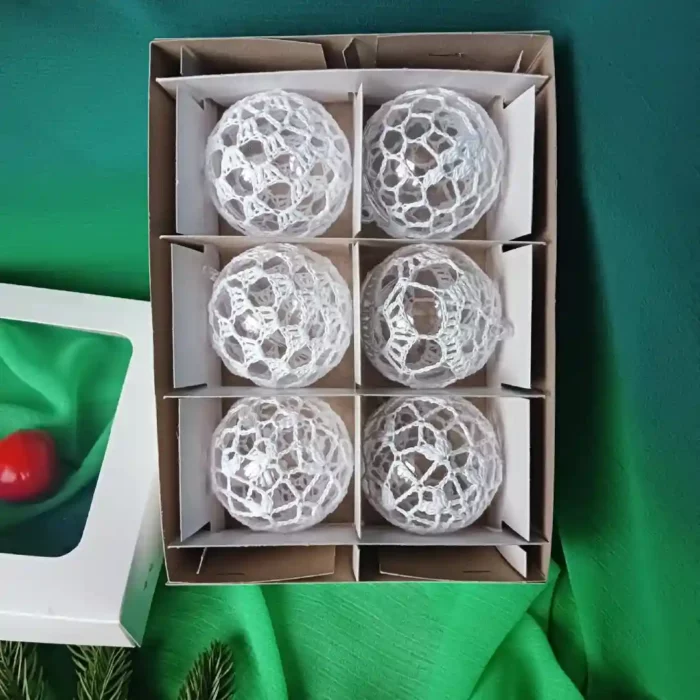 Bombki szydełkowe o średnicy 6 cm w ilości 6 sztuk skompletowane w pudełku z okienkiem.
