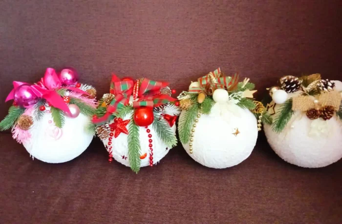 Duża bombka dekoracyjna- 4 wersje bombki ułożone w rzędzie