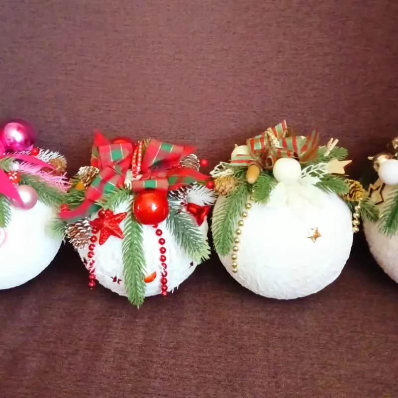 Duża bombka dekoracyjna- 4 wersje bombki ułożone w rzędzie