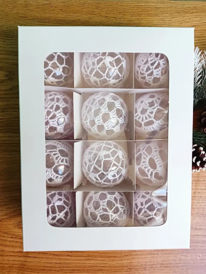 Bombki szydełkowe o średnicy 6 cm w ilości 12 sztuk skompletowane w pudełku z okienkiem.