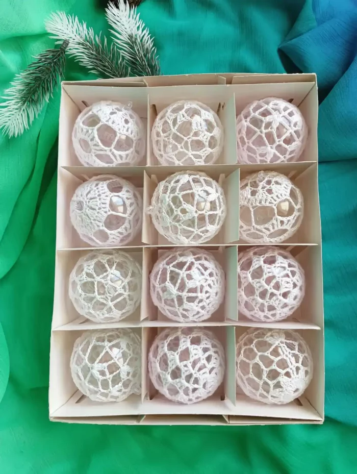 Bombki szydełkowe o średnicy 6 cm w ilości 12 sztuk skompletowane w pudełku.