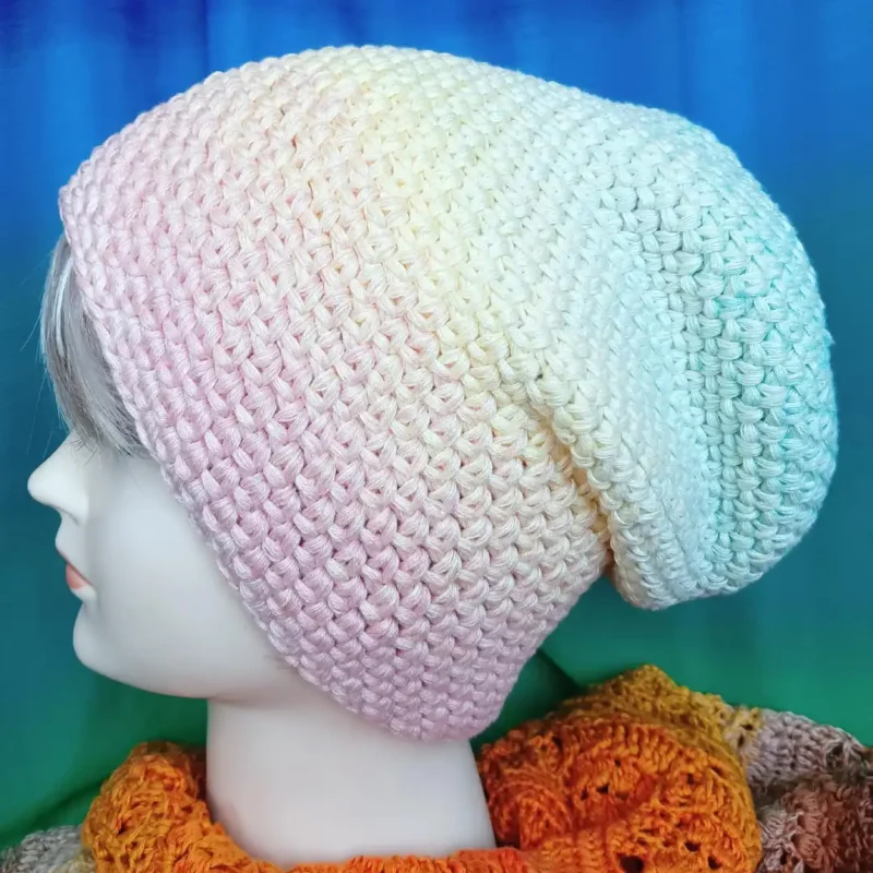 Czapka damska ombre typu beanie zrobiona na szydełku prezentowana na głowie damskiego manekina