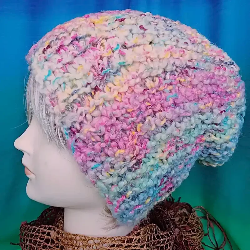 Czapka damska z fantazyjnej włóczki 1a Czapka damska z fantazyjnej włóczki prezentowana na głowie damskiego manekina