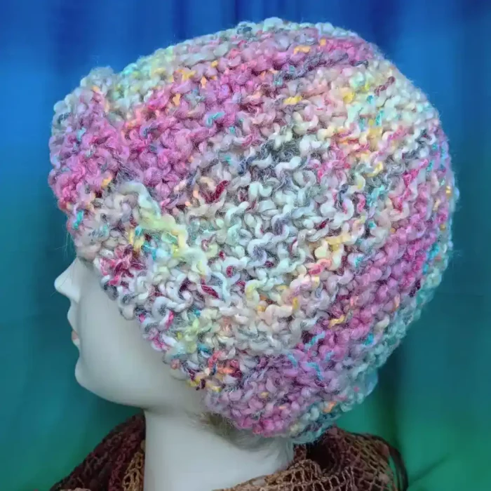 Czapka damska z fantazyjnej włóczki prezentowana na głowie damskiego manekina