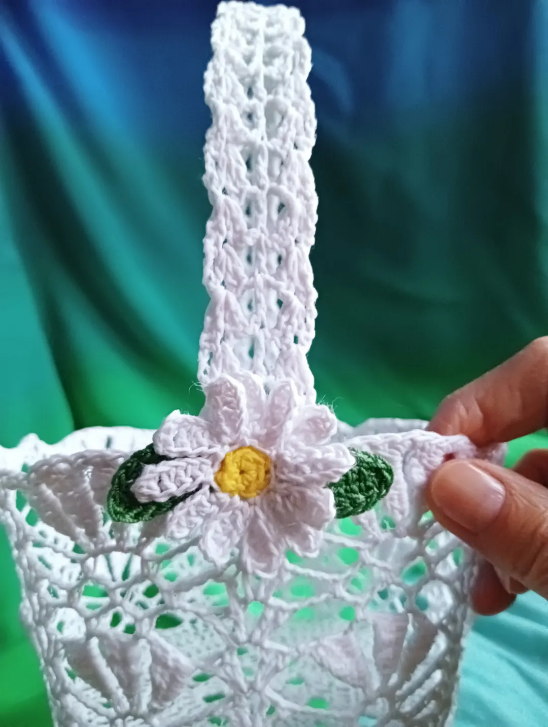 Koszyczek zrobiony na szydełku ozdobiony stokrotką