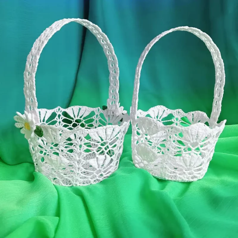 Mały koszyczek zrobiony na szydełku_18 Mały koszyczek zrobiony na szydełku stojący obok koszyczka większego