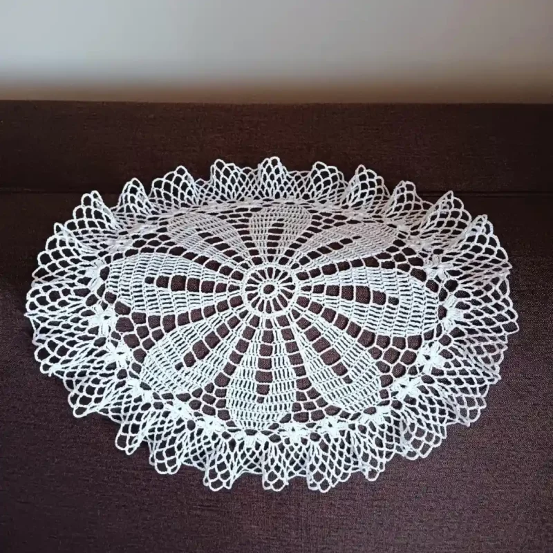 Serwetka z falbanka_11 Serwetka z falbanką zrobiona na szydełku leżąca na kanapie