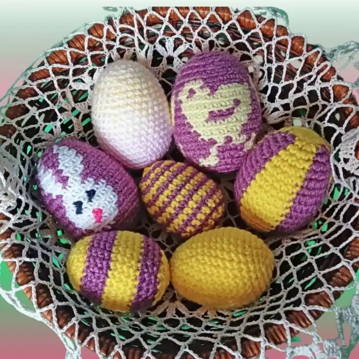 7wariantów pisanek szydełkowych ułożonych w koszyczku