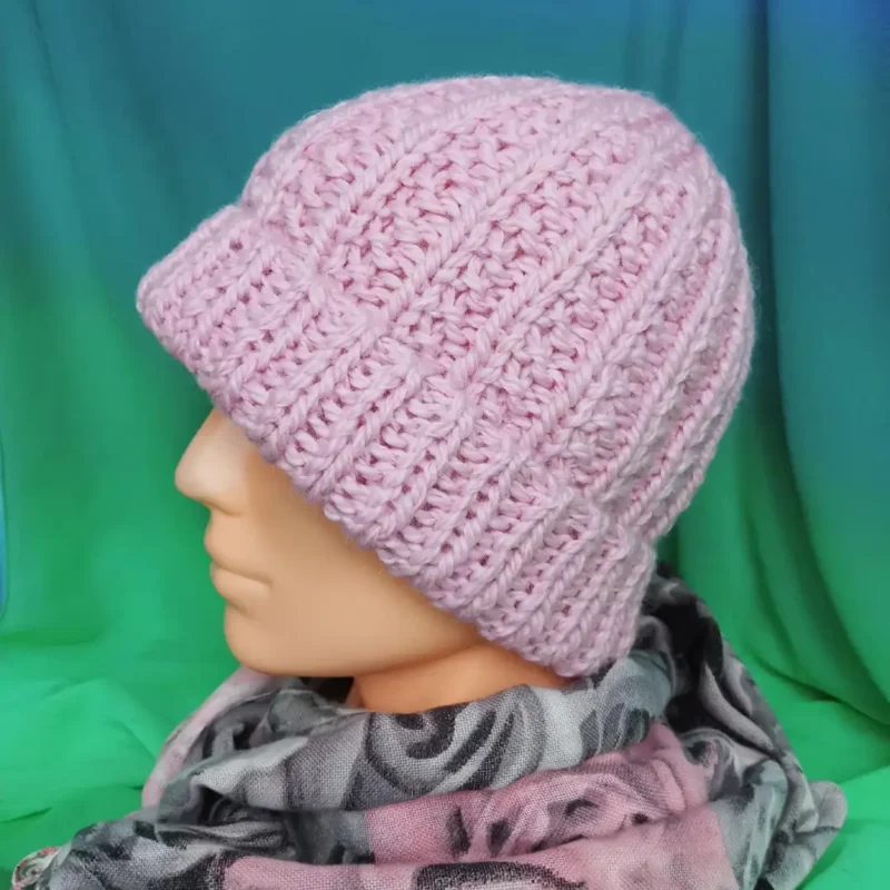 Luksusowa wełniana czapka damska handmade_6a Luksusowa wełniana czapka damska handmade w kolorze pastelowego różu prezentowana na głowie manekina
