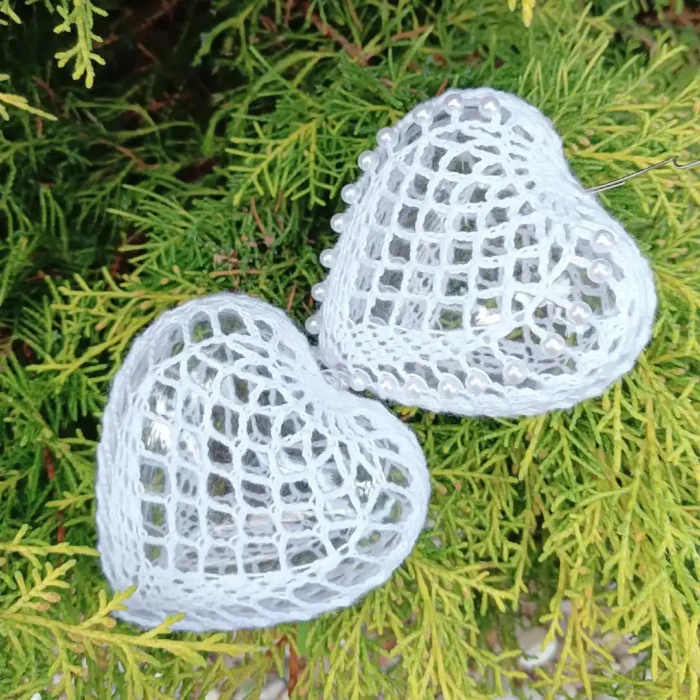 Serduszko na wypełnieniu akrylowym 8 cm z perełkami_6 Szydełkowe serce 8 cm - 2 szt. jedno z perełkami, drugie bez perełek.