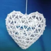 Szydełkowe serce 10 cm z perełkami Szydełkowe serce 10 cm z wrabianymi perełkami, na wypełnieniu akrylowym