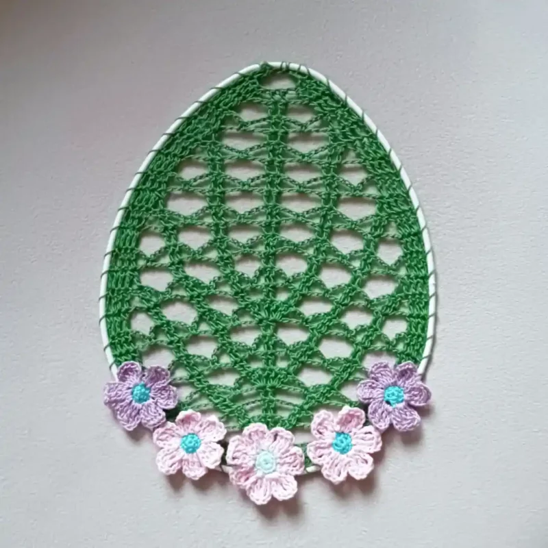 Płaskie Szydełkowe Jajko 1 Płaskie szydełkowe jajko ozdobione kolorowymi kwiatkami