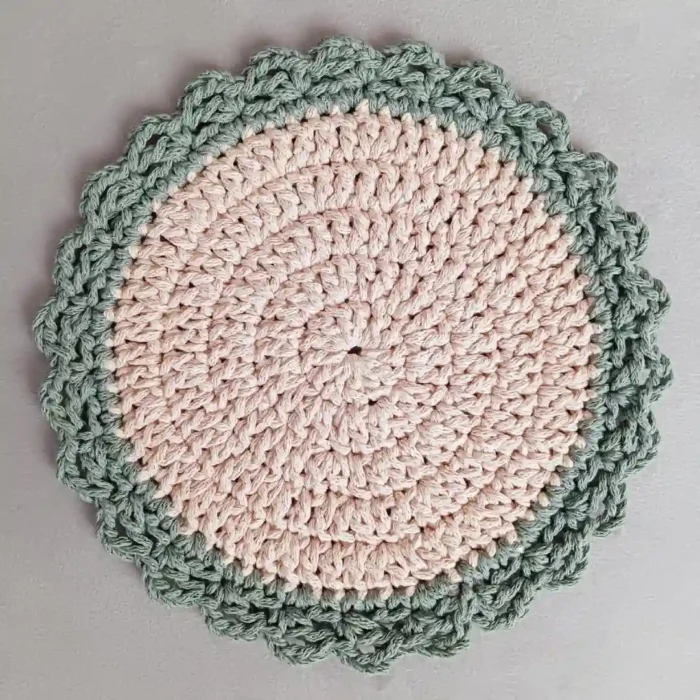 Podkładka ze sznurka bawełnianego_12 Podkładka ze sznurka bawełnianego na szydełku. Jasnobeżowy środek z delikatnym, koronkowym wykończeniem w kolorze szałwii, ozdobionym małymi supełkami, czyli pikotkami.