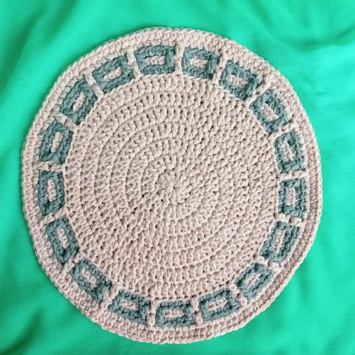 Podkładka ze sznurka bawełnianego_25 Szydełkowa podkładka ze sznurka bawełnianego. Jasnobeżowy środek wykończony geometryczną, szałwiową ramką w kształcie prostokątów. Gotowy projekt z kursu szydełkowania.