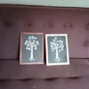 Obrazek na szydełku Drzewko szczęścia w 2 wersjach ramek. Biały, ręczny splot z bawełnianego kordonka wyeksponowany na czarnym tle w eleganckiej ramie.